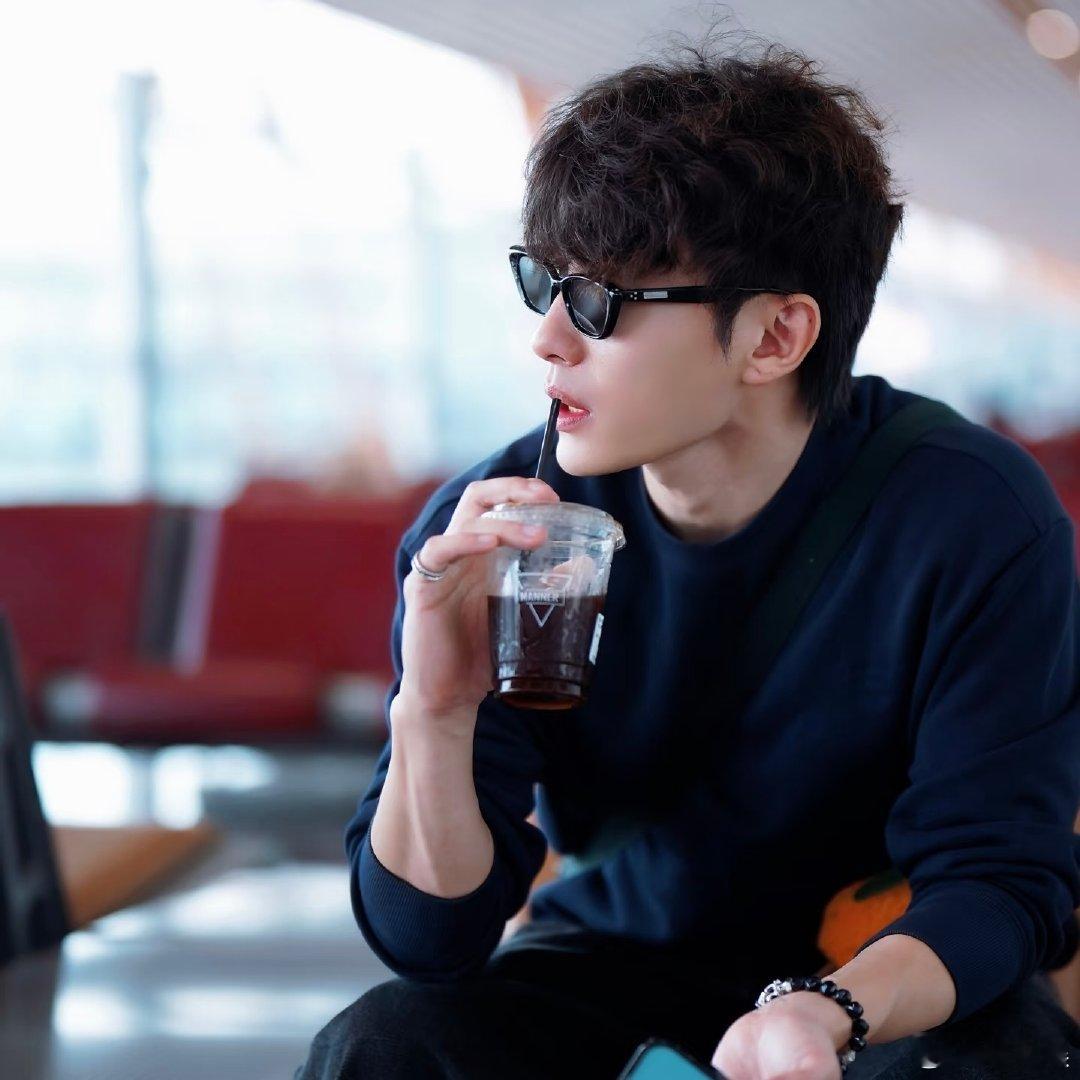 代旭便利店特调vlog代旭井胧在线约酒代旭解锁便利店调酒，慵懒烟火氛围感十足。特