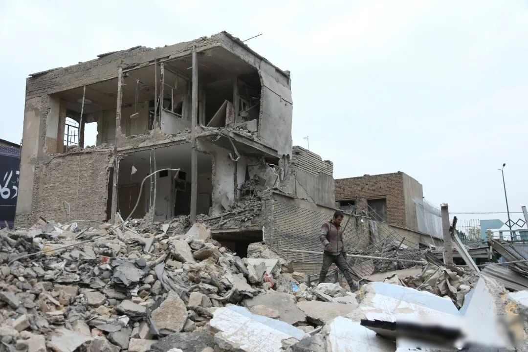 德黑兰街头满是碎瓦，导弹刚落，短信还在发，孩子照片贴满医院墙

3月16日这天，