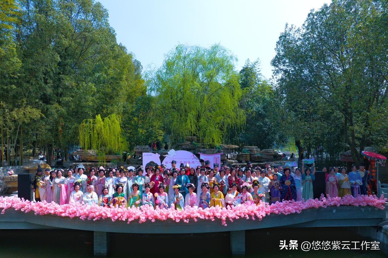 发一张图片，让我猜出你在哪里拍的美女如云，春天如梦