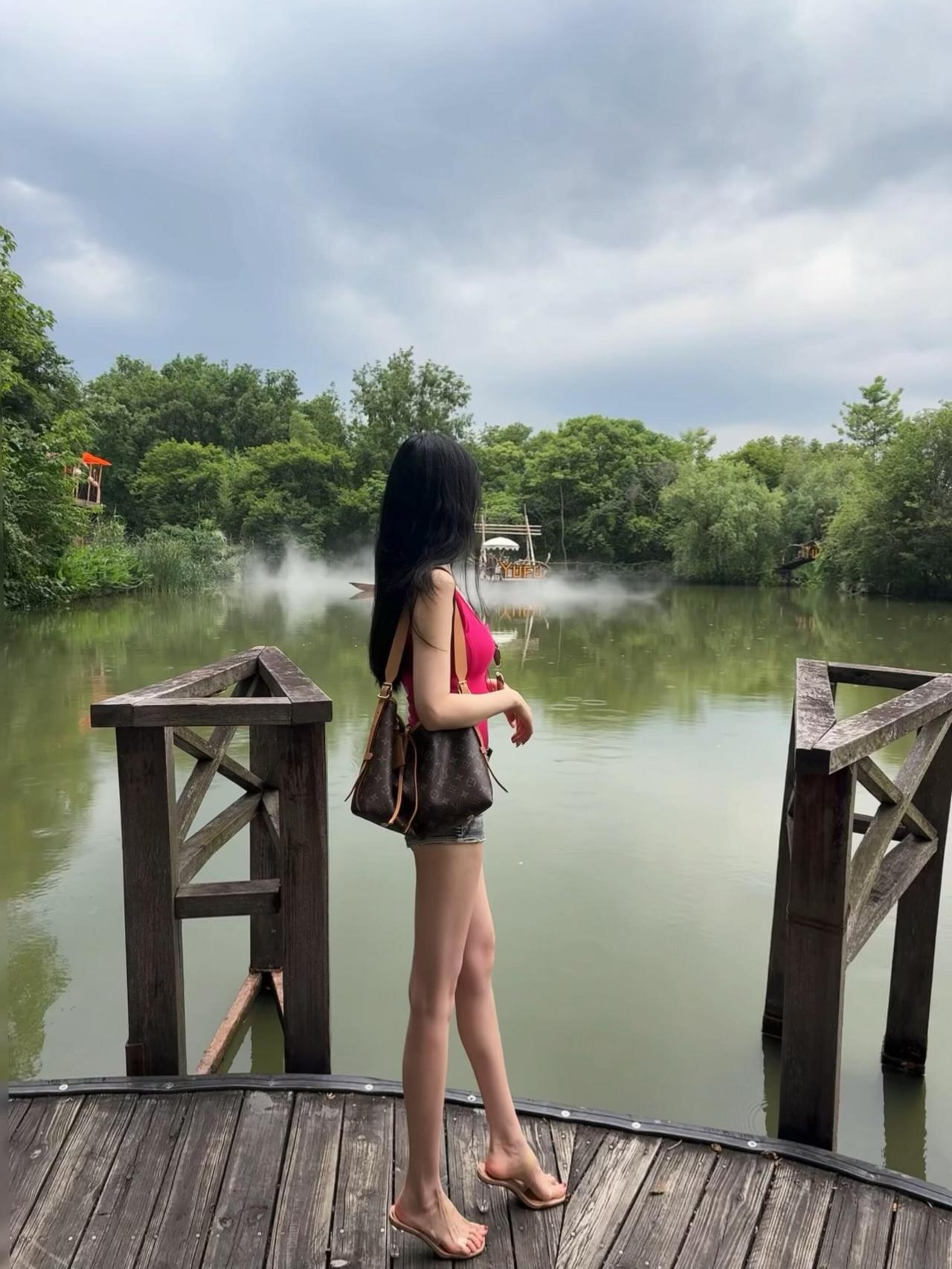 现在的女人很现实
也很聪明
男人不给钱花
转身就走，头都不回

不是她们变物质了