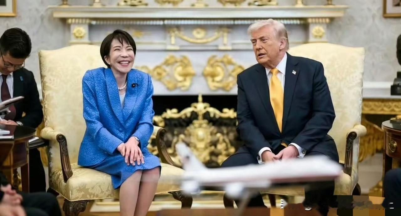 不少小本子在看到特朗普访华的画面后，又拿出特朗普访问日本和高市早苗访问美国的画面