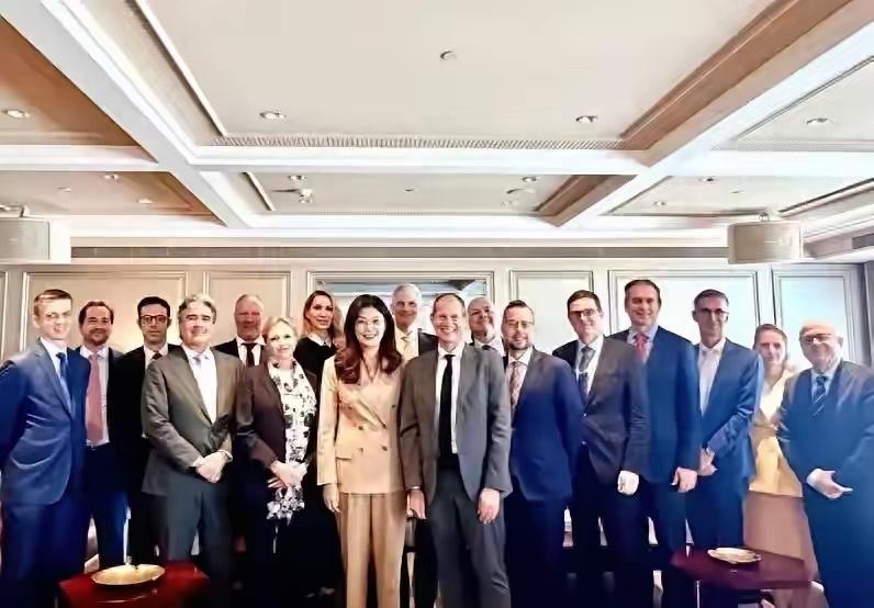 赖清德快羡慕疯了！

郑丽文被西方十五国围住，犹如众星捧月，现场热烈，氛围感拉满