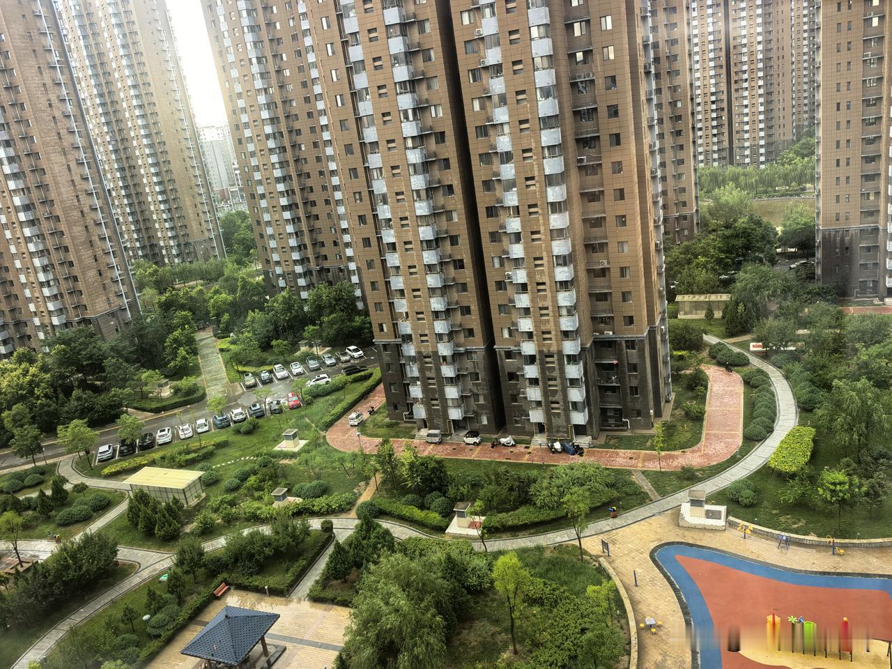 夏日生活打卡季阵雨散去，小区满目清新湿润。草木被雨水洗得翠绿透亮，空旷的儿童乐园