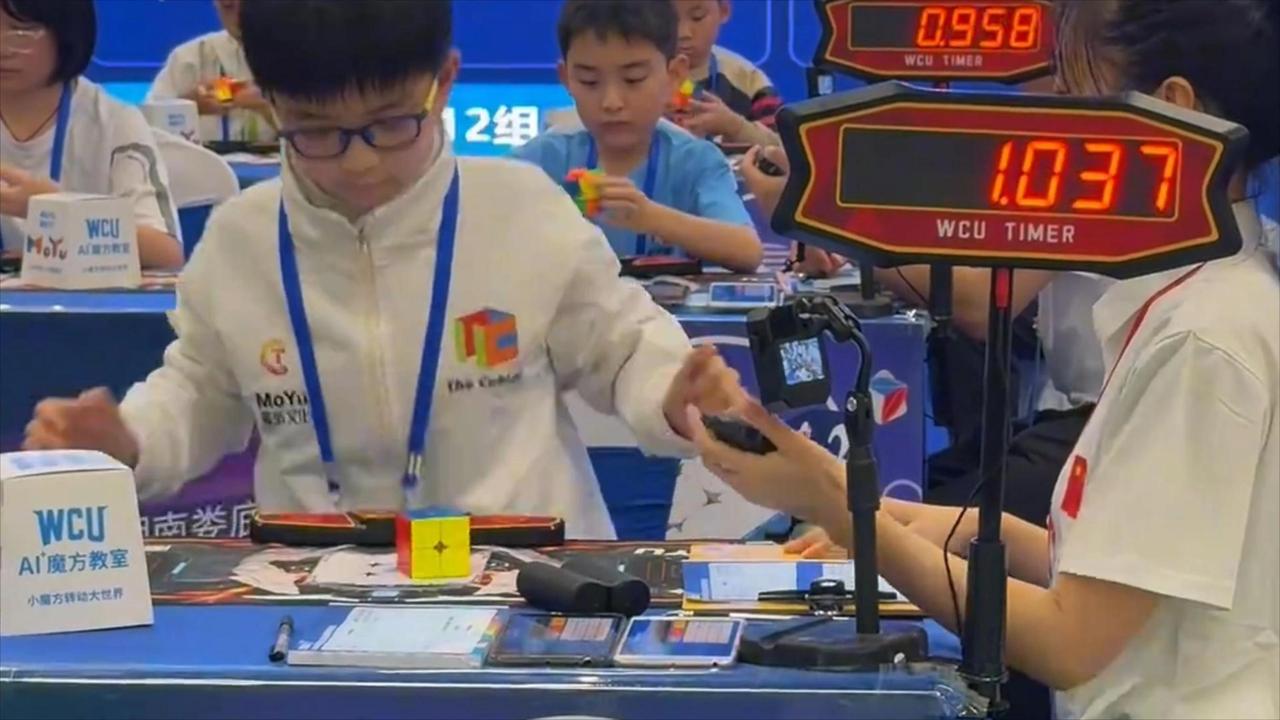 太厉害了！1 秒还原魔方！10 后小孩哥实力惊艳全网

中国魔方运动巡回赛娄底站