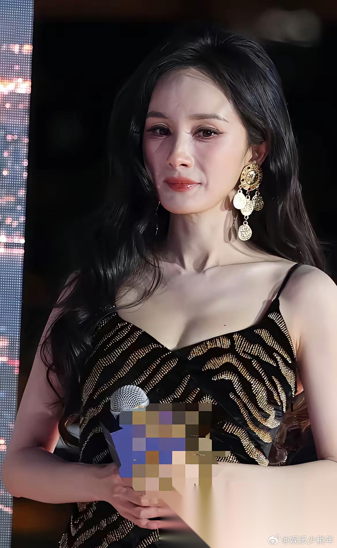 大家听我一句劝 别太美化明星了 你说杨幂吧，网上都吹她少女感十足，看了她真实的状