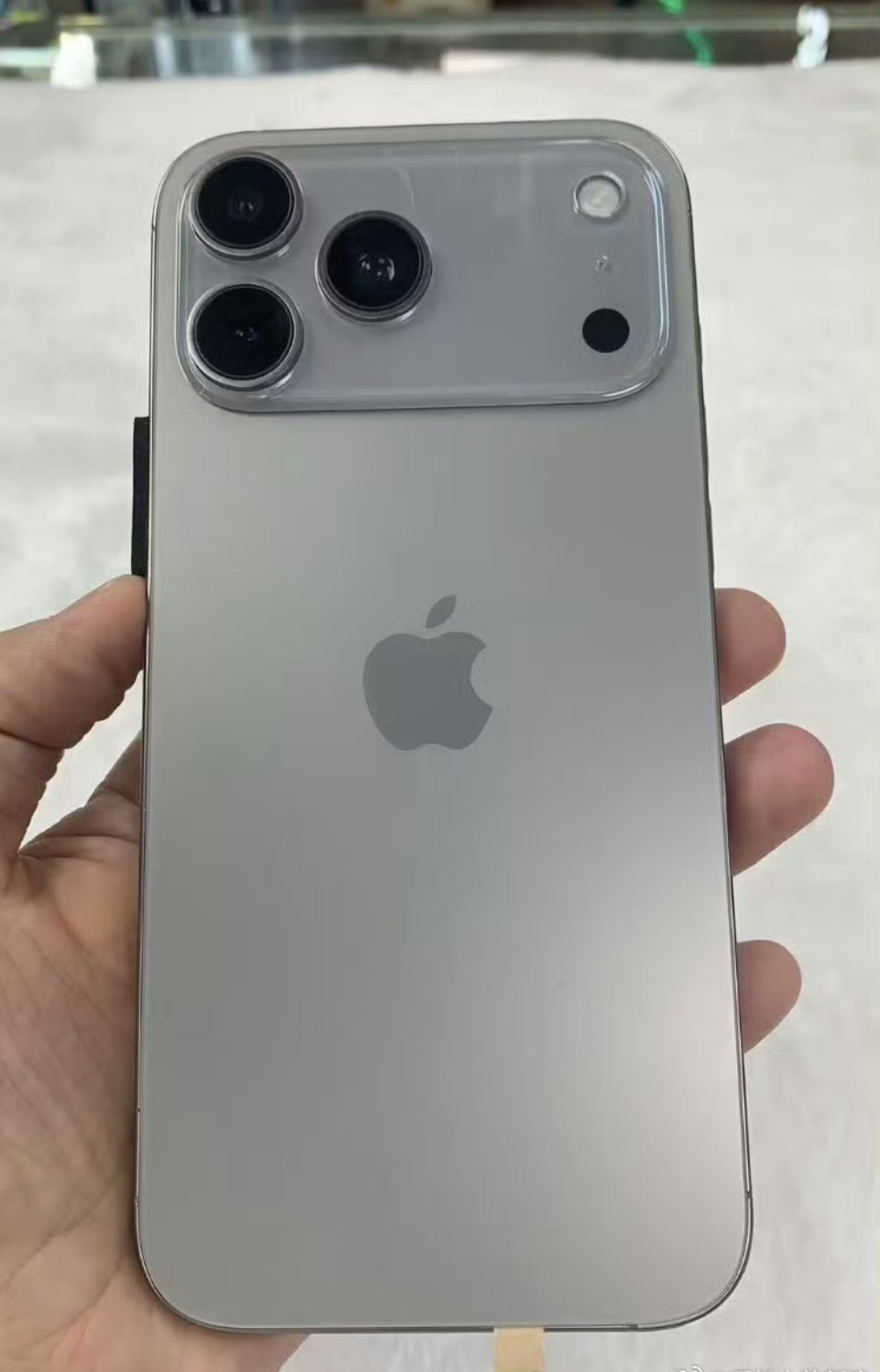 伪装成iPhone17Pro的山寨产品出现正版还不知道在哪，山寨的已经出来了？ 