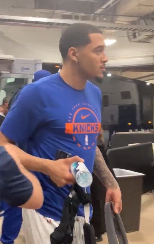 🤣输赢都有戒指！索汉重返马刺主场 场边采访&寒暄表情非常悠闲NBA总决赛G1将