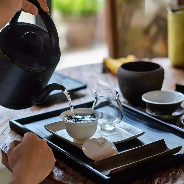 《茶境诗经变体》
取叶于青箬，注汤于素瓷。
盏浅意自远，茶烟袅如丝。
不求千钟满