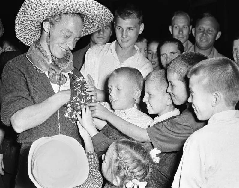 苏联时代为什么出台禁止嚼口香糖法令

嚼口香糖被苏联视为资产阶级颓废的象征，口香