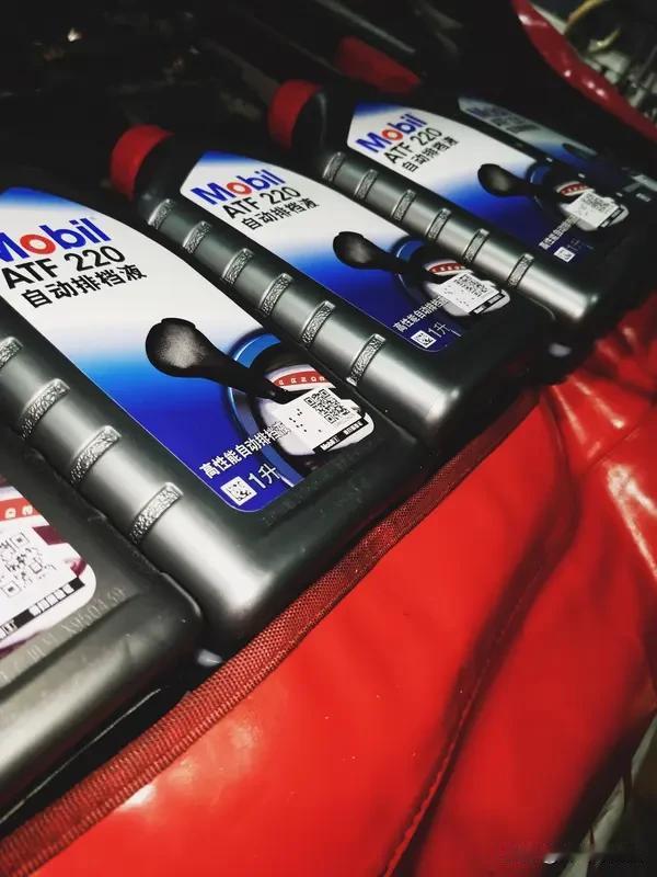 保养用啥机油，这得看车和个人需求。我自己的车是家用轿车，一直用美孚的全合成机油。