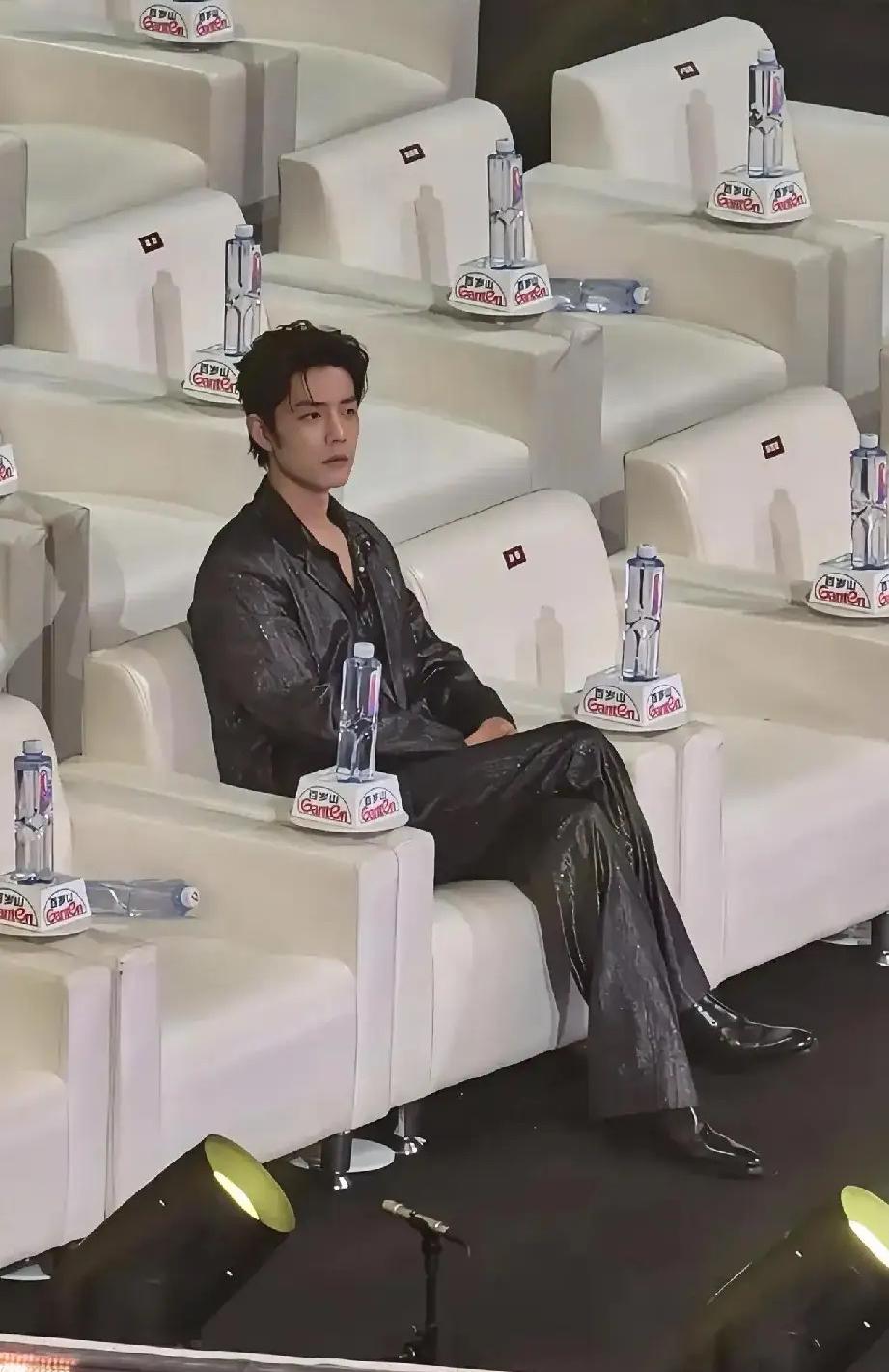 这就是对比，一眼就能看出差距！

电视剧品质盛典上，不少艺人领完奖就匆匆离场，去