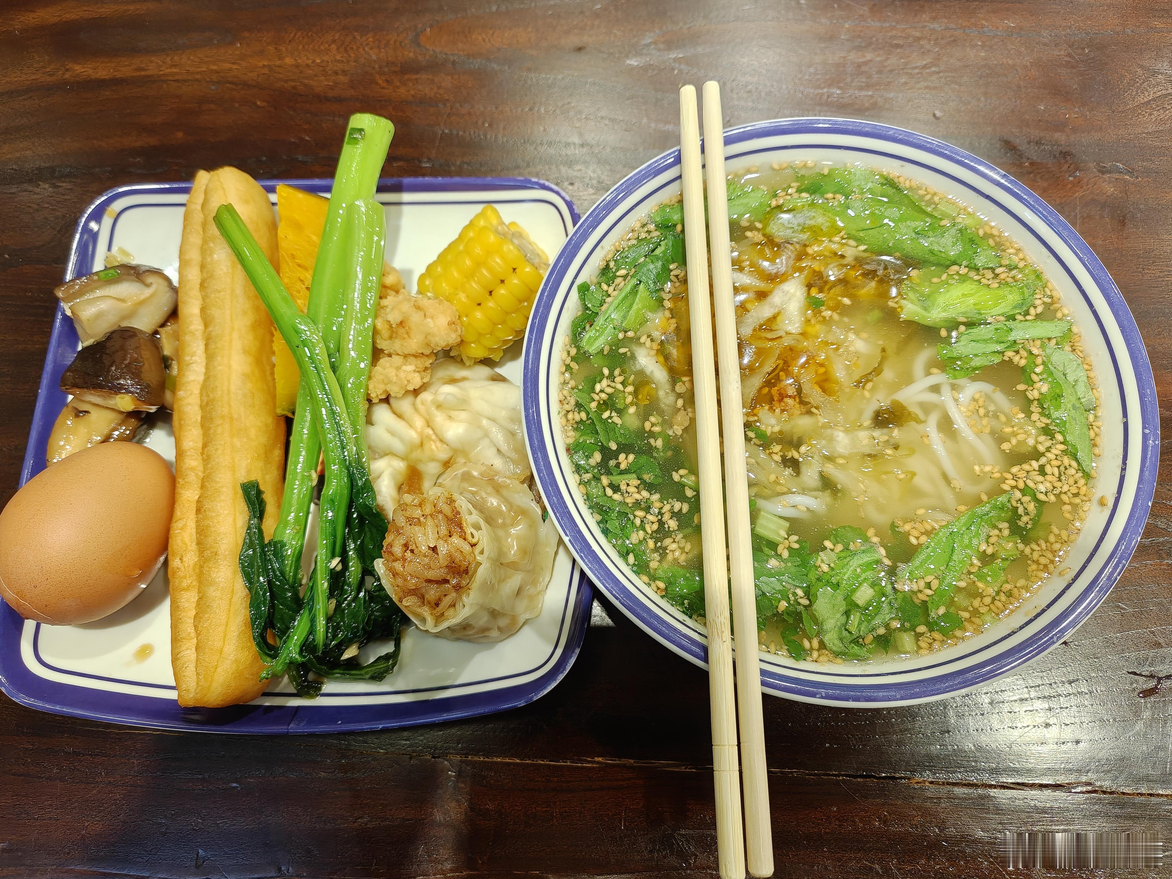 【生活手记 】下楼，酒店的早餐还可以。随手拍 昨晚小聚，喝多了，几个能始终互相信