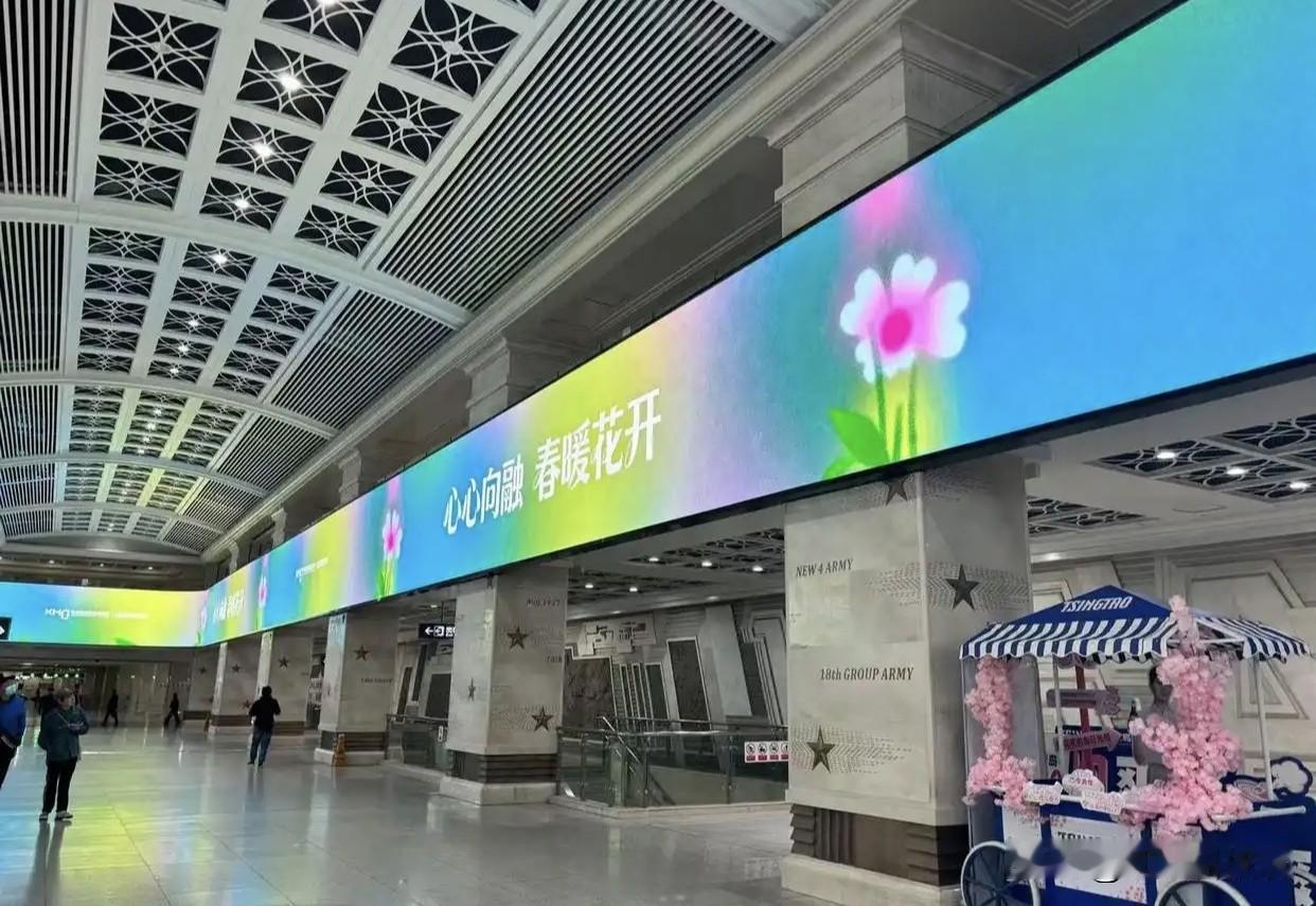 武汉地铁再添世界级名片！被这块环形LED屏圈粉！
 
武汉黄浦路地铁大屏破吉尼斯