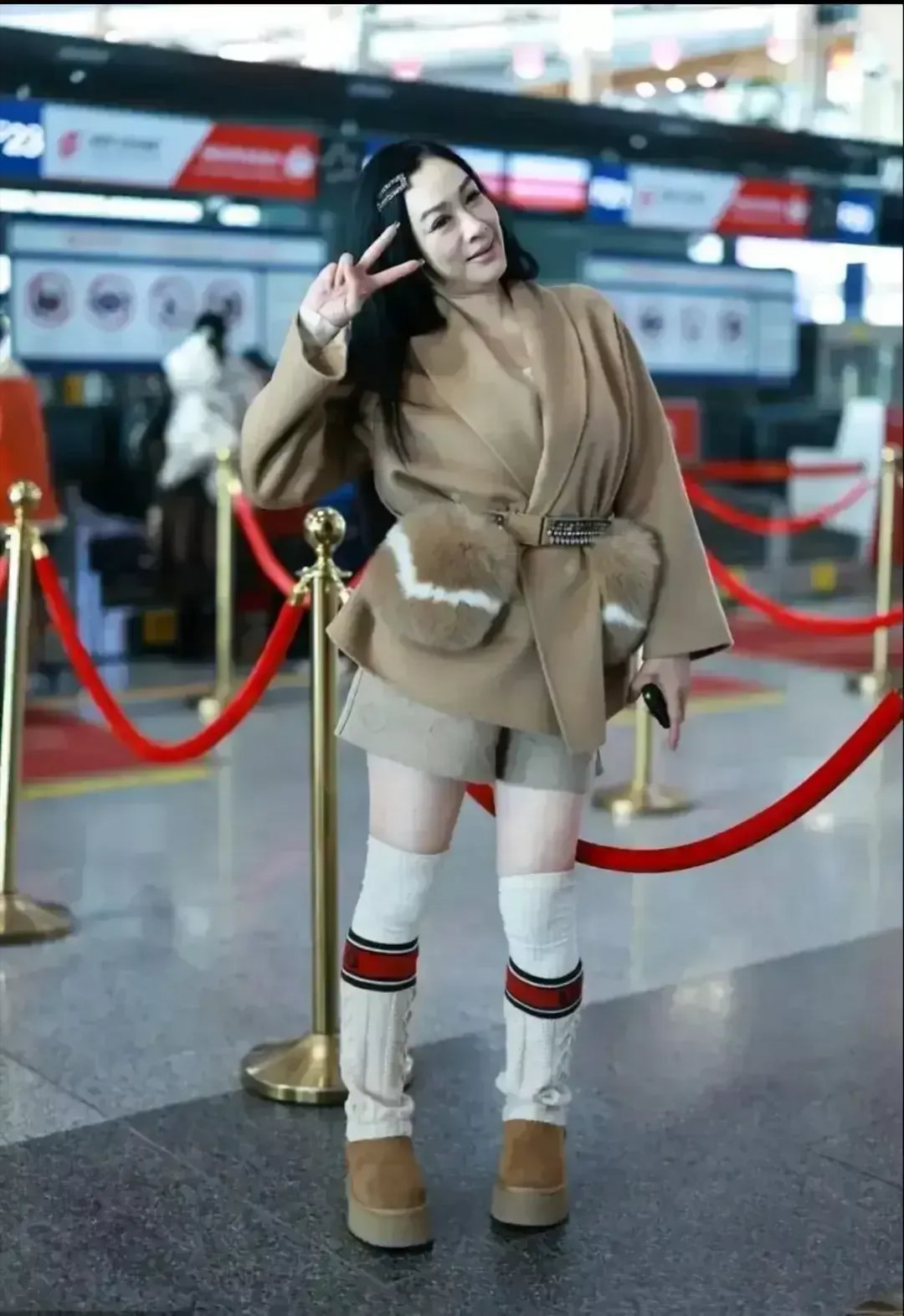 发现她上了年纪，衣品真的一言难尽，快六十了，还装嫩扮可爱！正常打扮多好！ ​​​