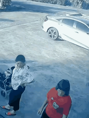 最近有个地方发生了惊险的一幕：一个妈妈当时没太注意，把婴儿车放在了河边的台阶上。