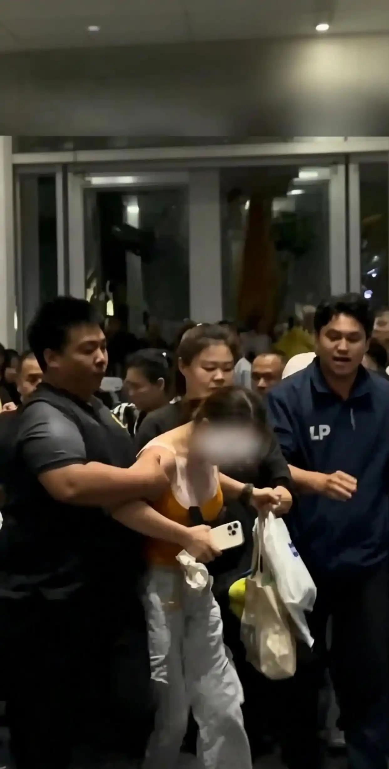 中国女粉丝泰国追星被锁喉时，泰国人在欢呼；被拖走时，泰国人在欢呼；以此嘲笑“南京