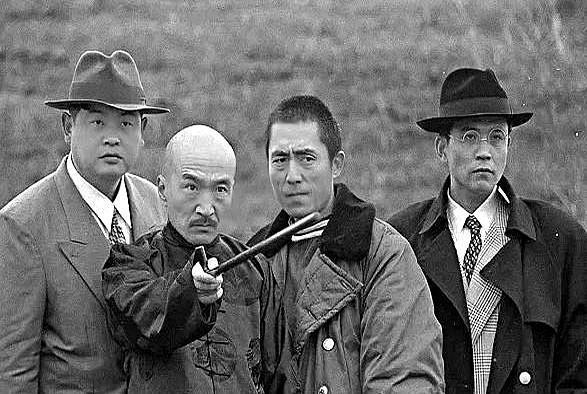 一张老照片，藏着中国第一个戛纳影帝。

1994年，张艺谋拍《活着》，把葛优、姜