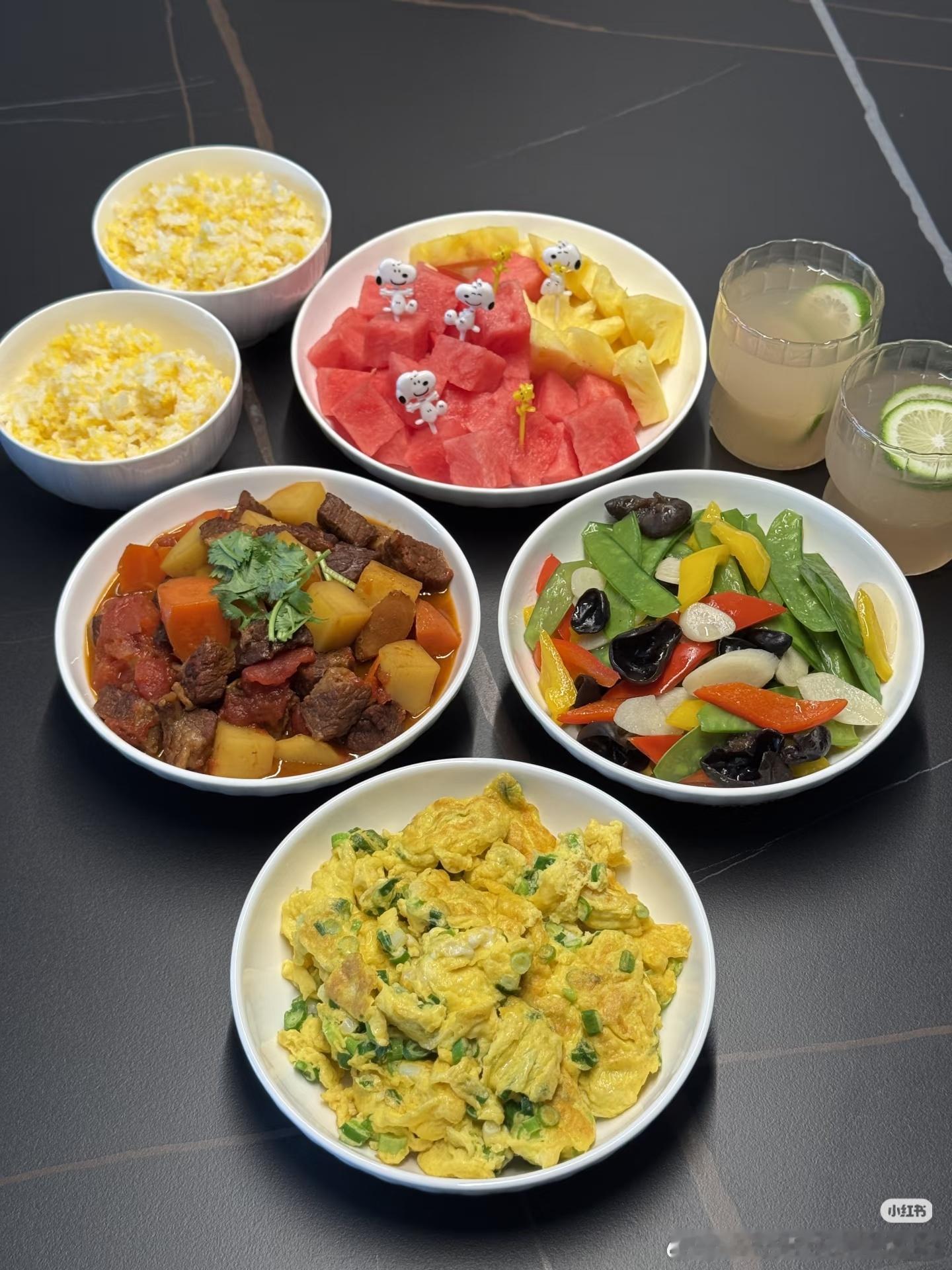 这是对厨艺最大的肯定 一桌菜被吃得盘盘光，连汤汁都被泡饭扫空，看着家人满足的笑脸