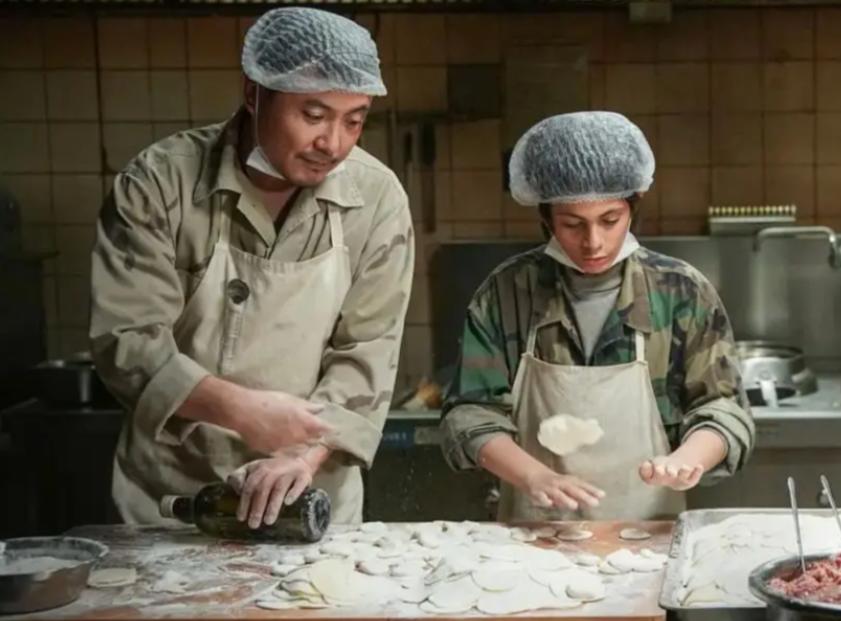 为何中国不站队？
西方送炮弹，中国端上来一碗饭！
两部电影揭露中西方全球化格局。