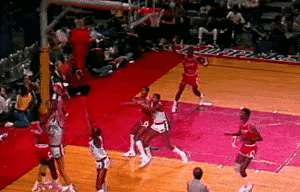 乔丹等你犯规再出手……然后2+1！不过当时这个NBA篮架也很野球场啊！
