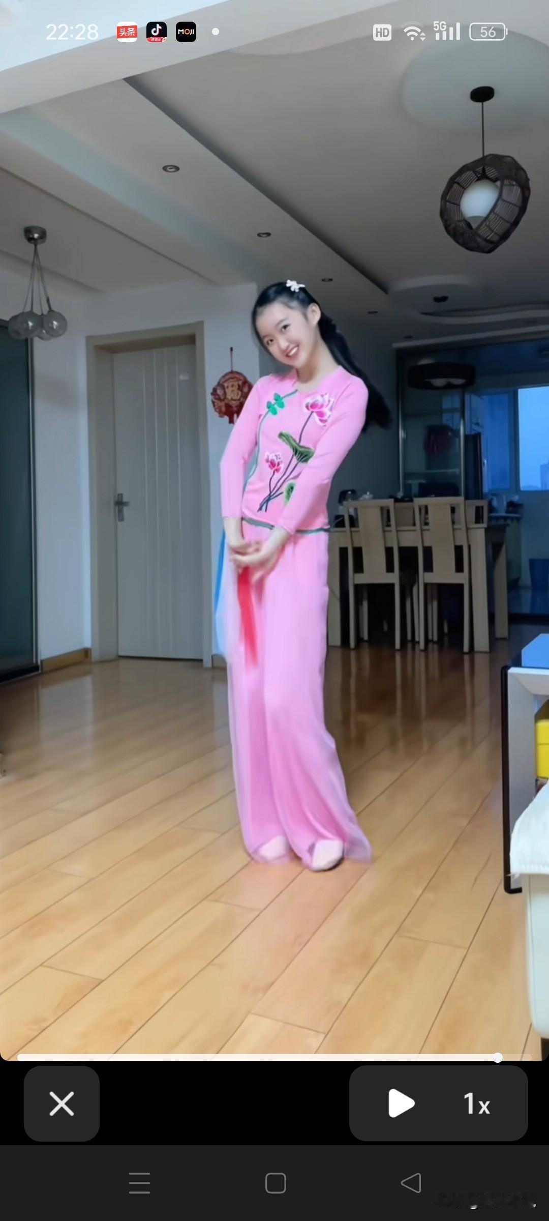 这姑娘穿着粉裙在跳舞呢。