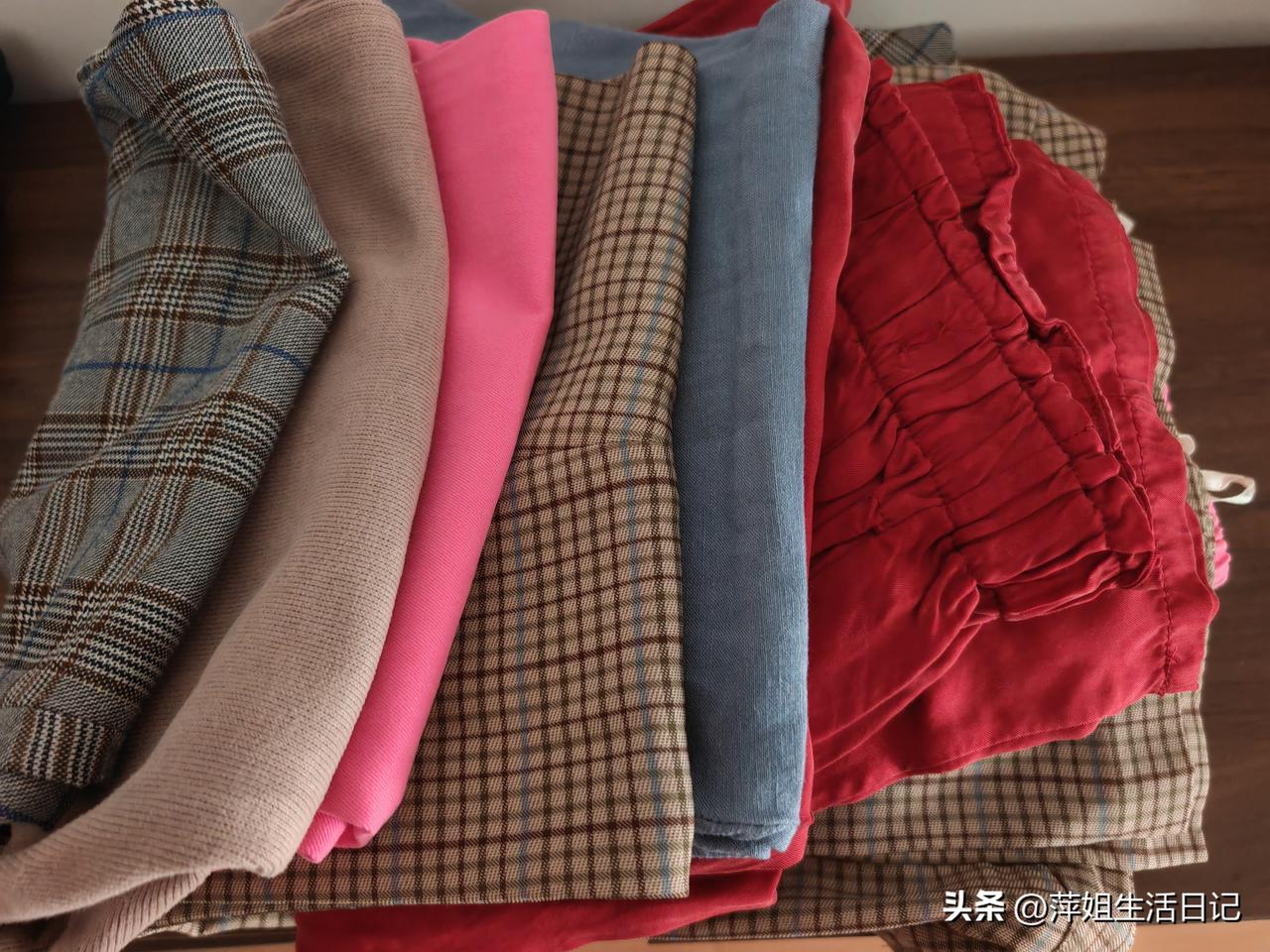 这两天我在家抽空就收拾衣柜，把不能穿的夏季衣服断舍离。

昨天和大姑姐通了电话，