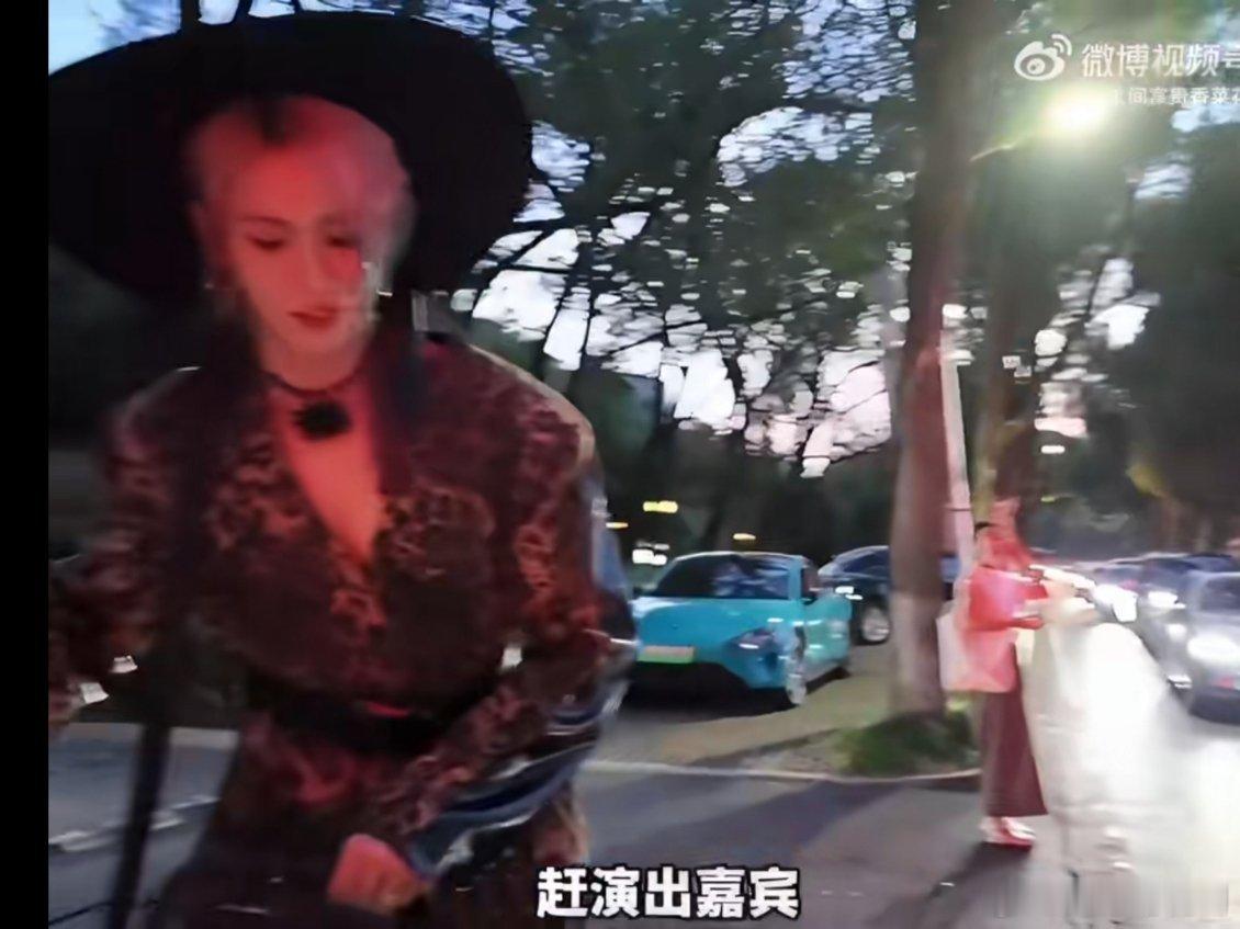 oner骑共享单车赶演出ONER出道这么久归来还是需要骑共享单车去赶演出，真的“