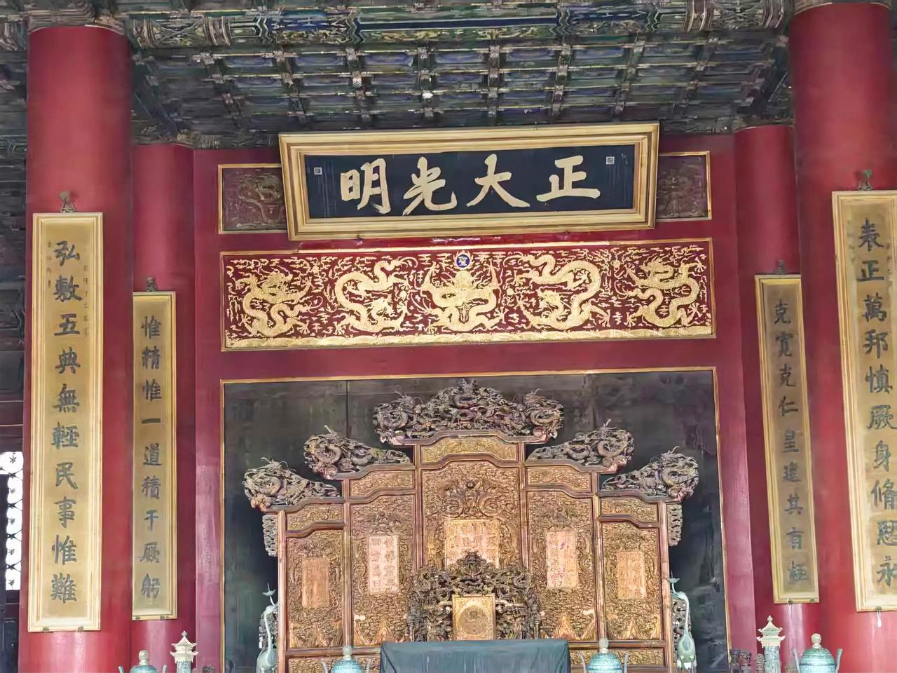 正大光明。
谁题写的？