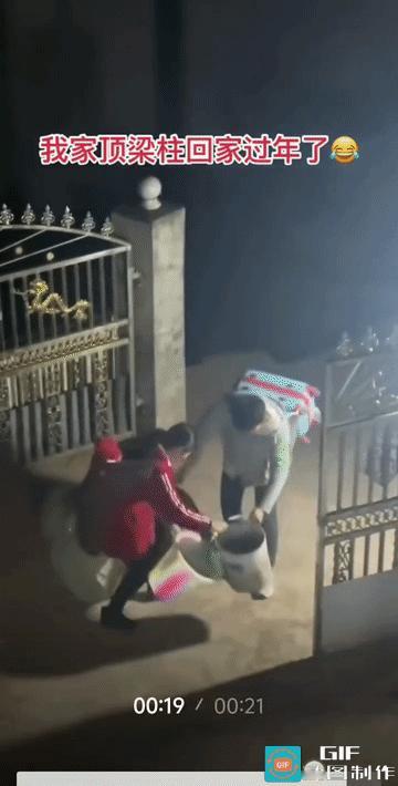 男子是个过日子的人，两个水桶都拎了回来。
妻子是位贤惠善良的人，男人的回来，她高