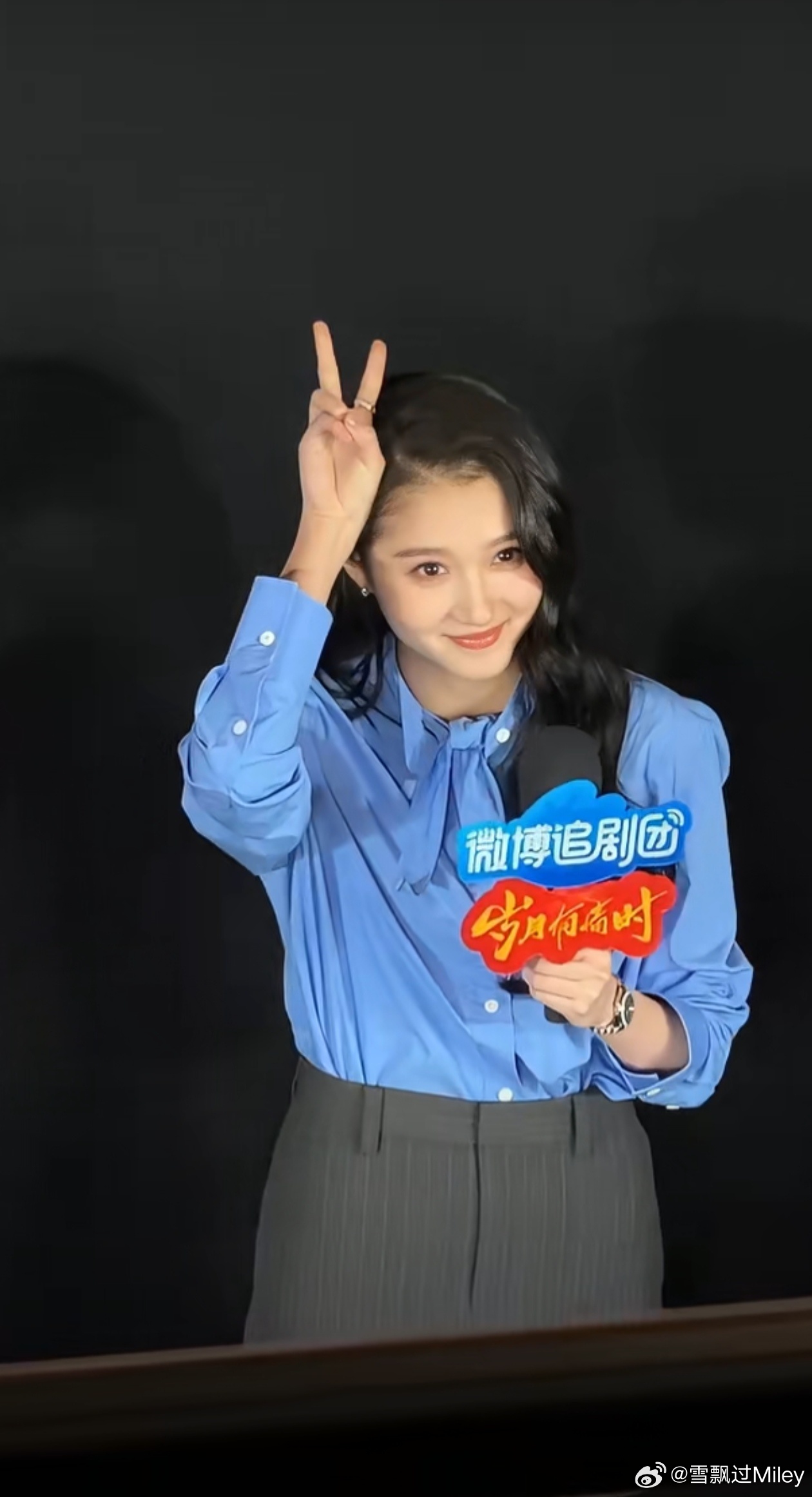 关晓彤岁月有情时追剧团路透关晓彤严晓丹 关晓彤萌萌哒，岁月有情时里面饰演的简直就