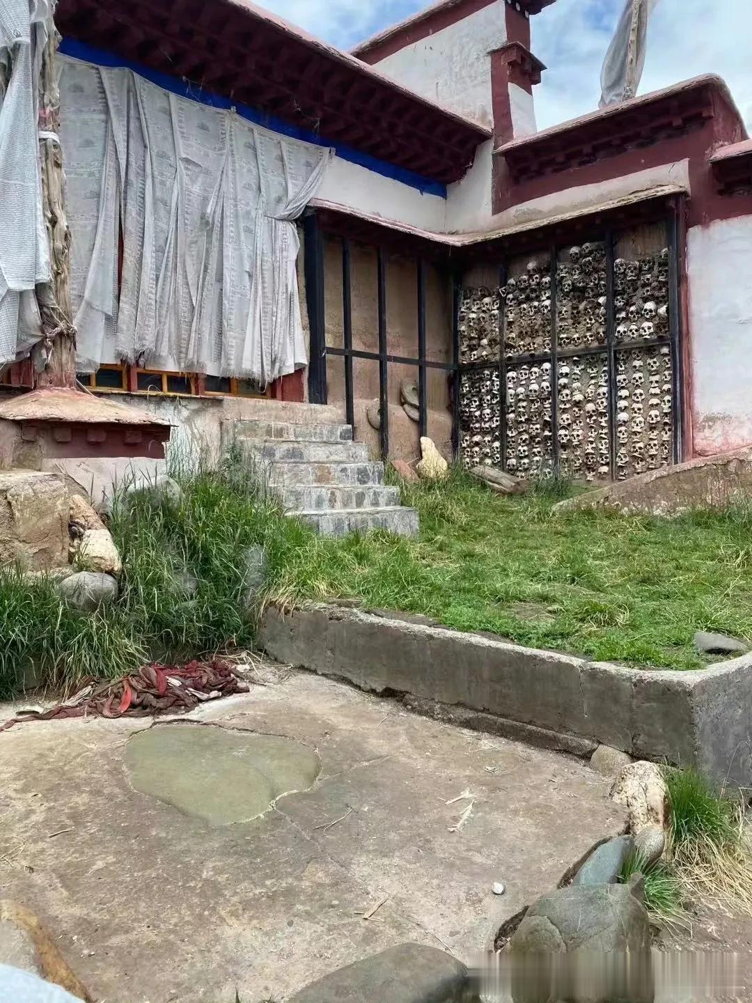 西藏达姆寺骷髅墙 ​
达姆寺由文成公主选址修建的达姆拉康护建而来，是格鲁派寺庙，