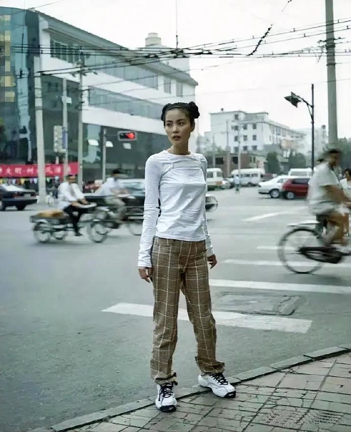 1997年，北京街头，28岁的王菲。