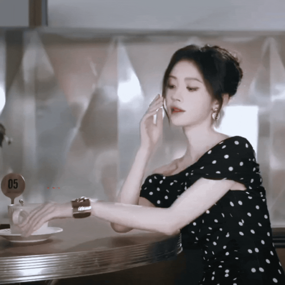 鞠婧祎春日穿搭风 鞠婧祎把春天穿在身上也太会了！甜而不腻、仙气拉满，直角肩+高腰