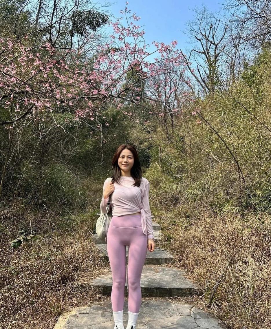 春山（现代诗）
 
风把山
轻轻掀开一角
花就开了
 
云落在坡上
不说话
只把