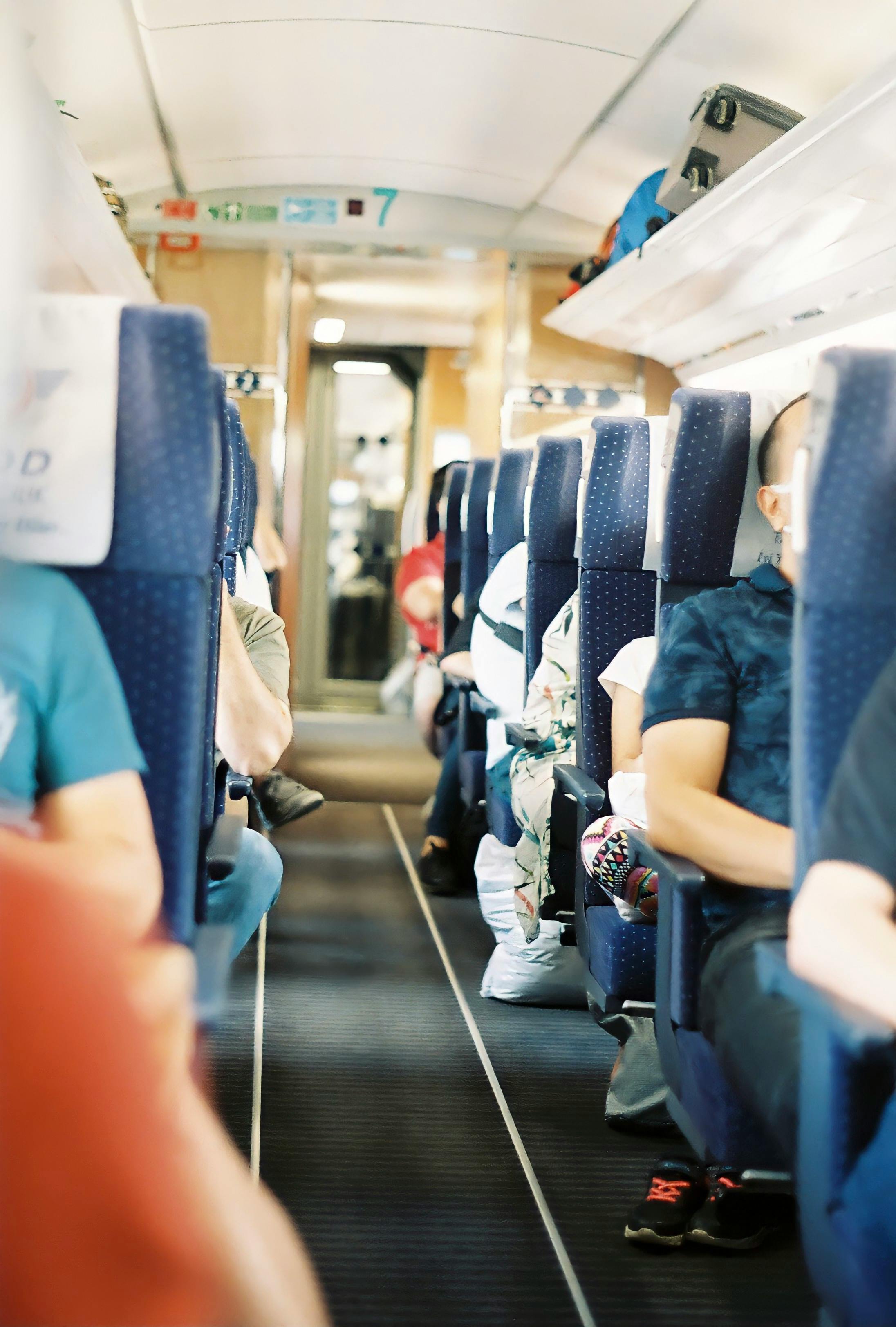 女大学生坐硬座31小时返校心脏骤停 长时间静止不动会使下肢血液回流受阻，形成血栓