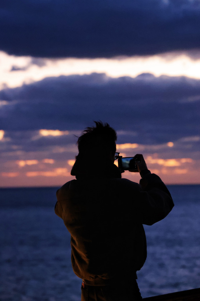 海边骑行镜头太绝了！姚琛自带慵懒氛围感，老公感爆棚，这谁看了不心跳加速～ 