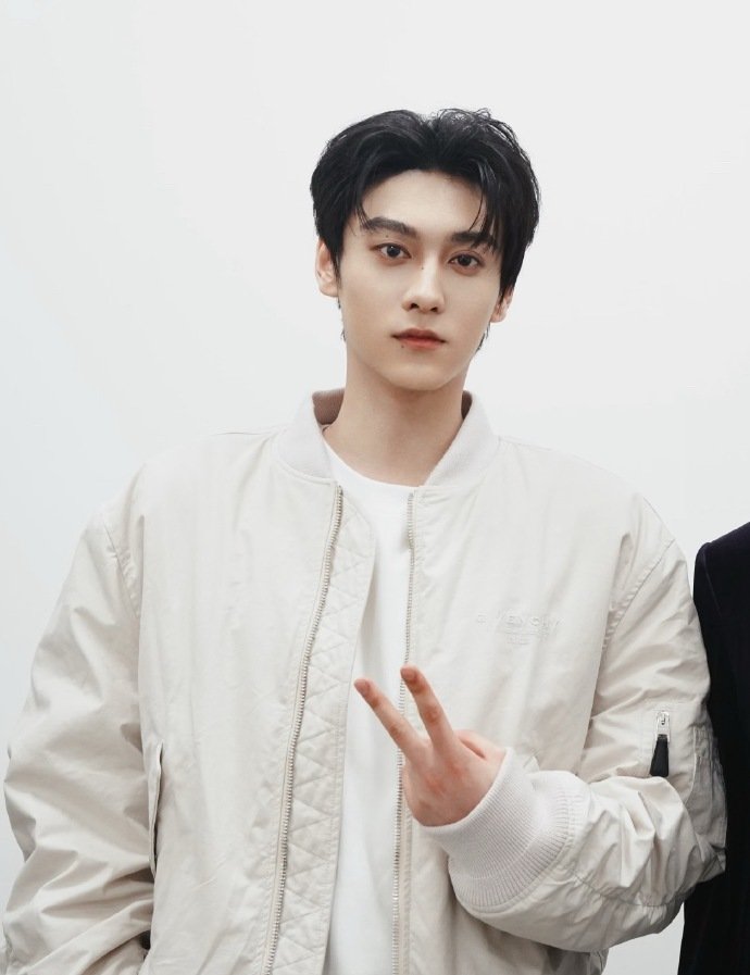 田栩宁和主持人合照 田栩宁新鲜合照 田栩宁新鲜合照来啦，是我们阿栩和主持人的合照