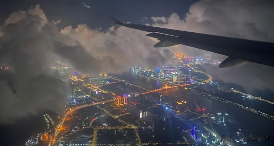 也许还有很多人不知道飞机上可以上卫生间。
今天看了一条新闻，在某一个航班上有个女