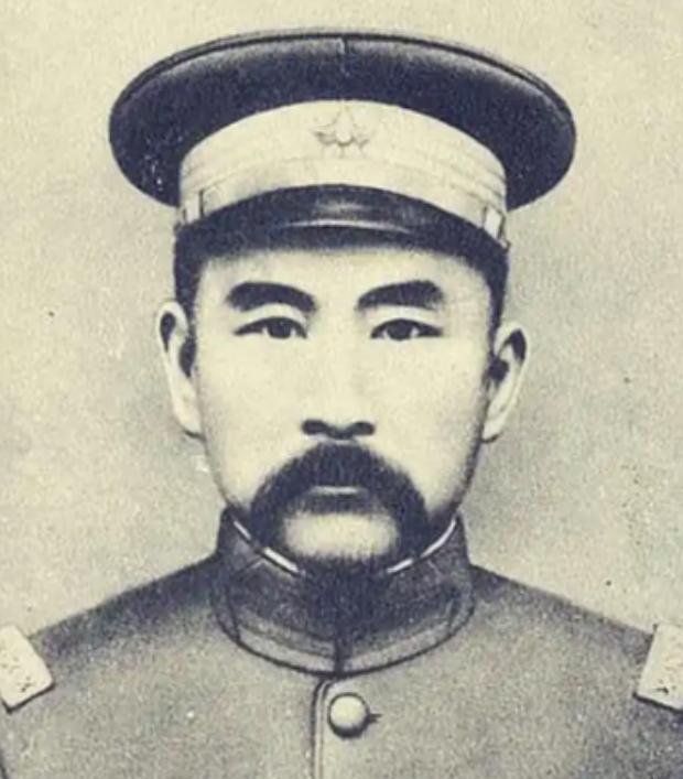 张勋有个怪癖，喜欢枕着女人的身子入睡，有次他睡得正香，身边人动了一下，他猛地坐起