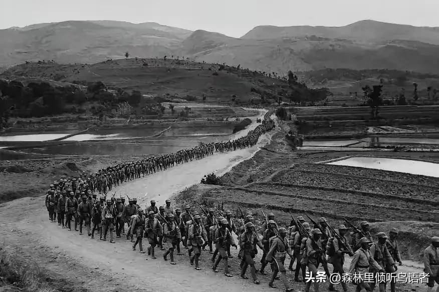 中国远征军在滇缅公路上行军的历史场景，是抗日战争时期中国为保卫西南国际交通线、配