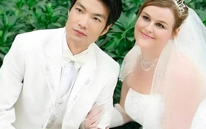 2004年，河南残疾小伙吴彦举“英雄救美”，帮一个金发碧眼美国姑娘免遭坏人跟踪。