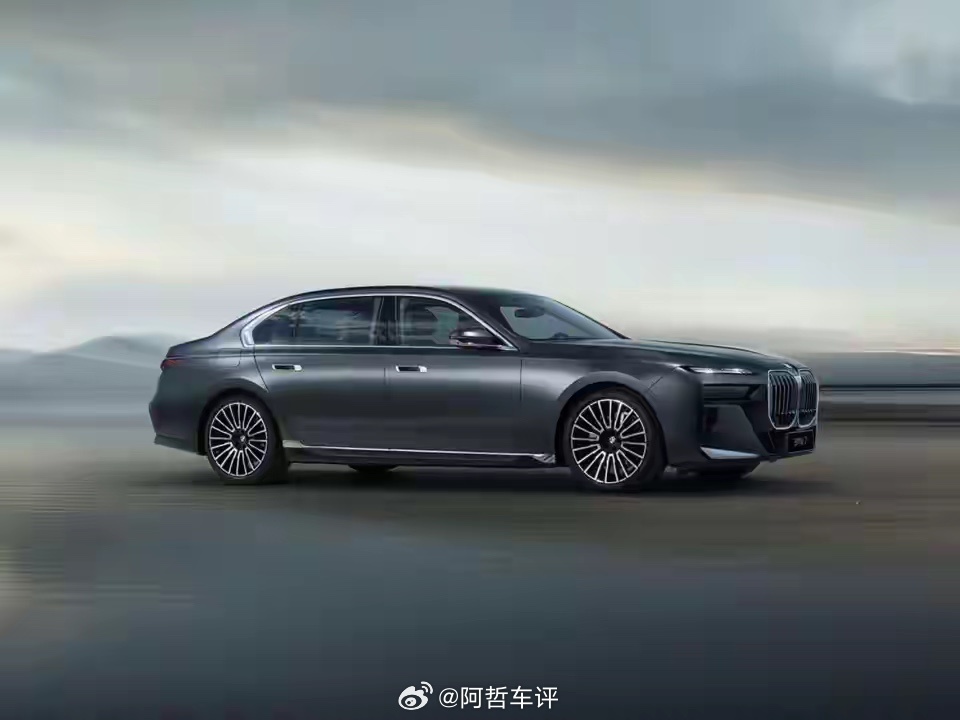 谁能拒绝一台哑光黑限量宝马7系臻藏版！光是手工打磨哑光漆面就赢过普通7系。超长3