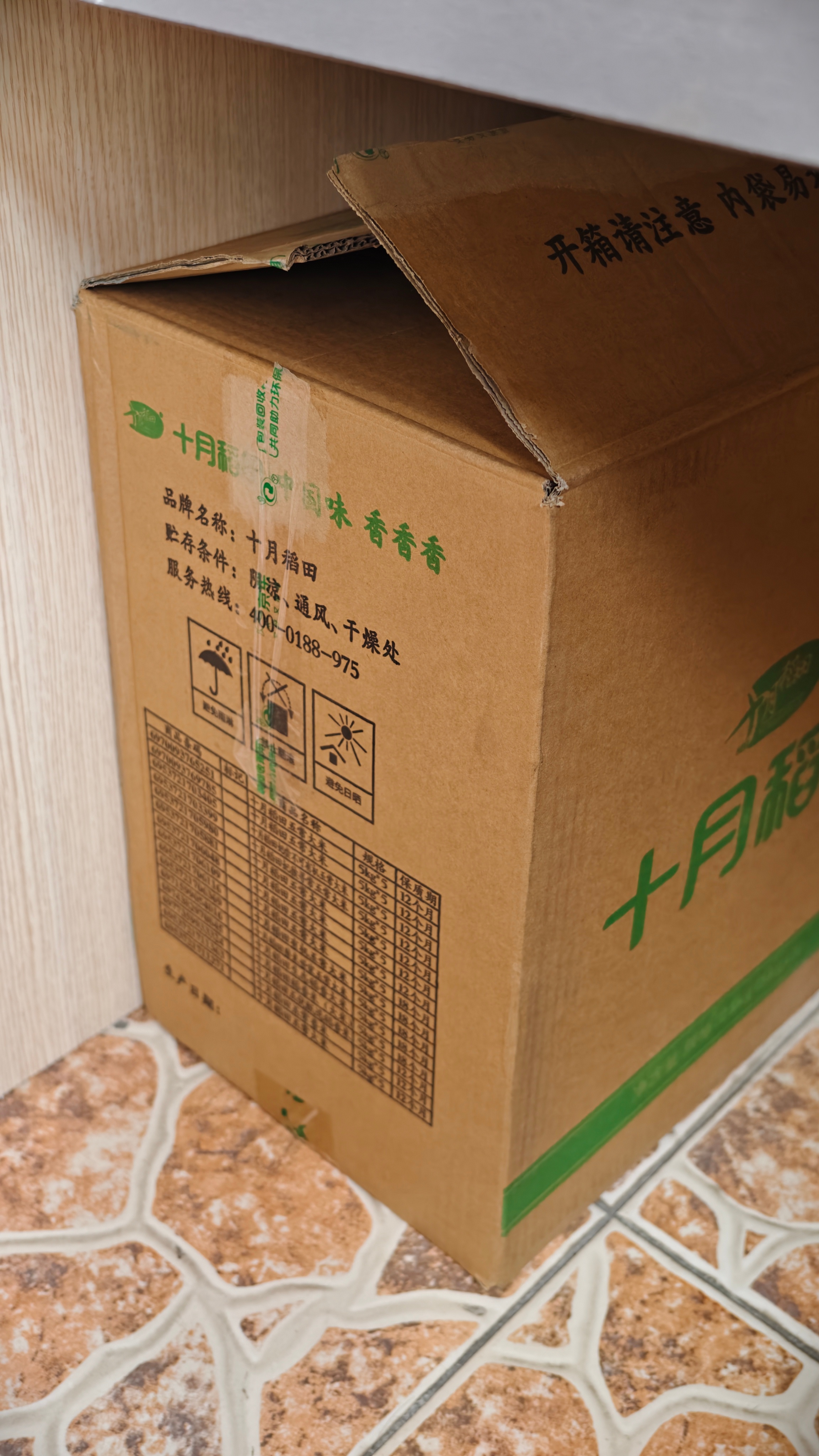 阳台柜子都塞满了书。这是最近两个月出版社编辑和作者老师又送的，满满都是知识和爱心