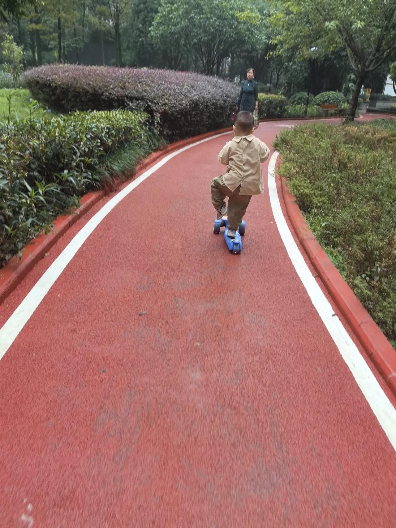 记录小柚子自编自讲的第一个故事。
三国时期，有一个人叫曹，他出去打仗，把别人打死