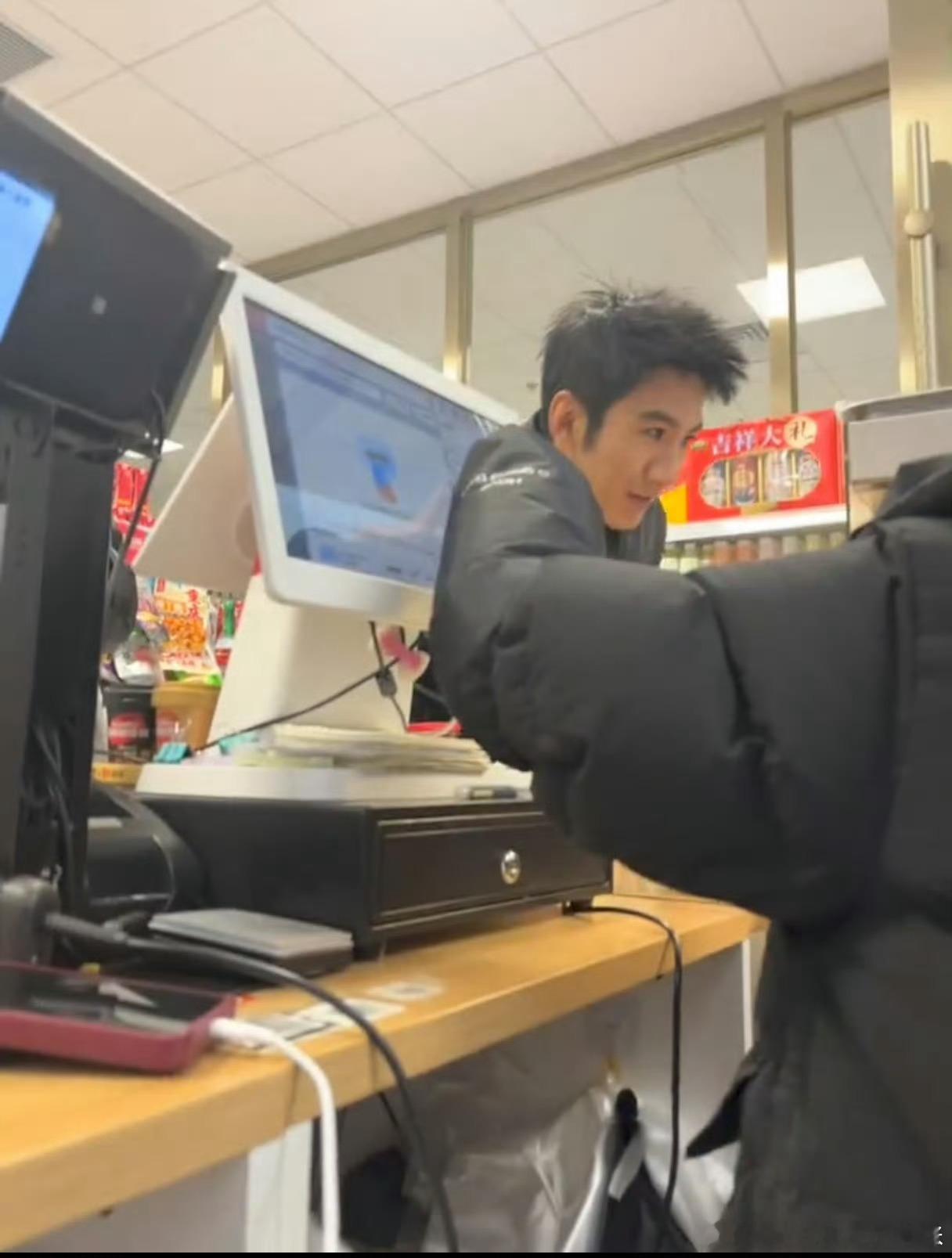 肖顺尧又双叒叕因为烤肠被偷拍了！两眼放光，活脱脱一只快乐修勾🐶！顺哥的日常人设