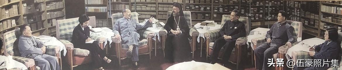 1974年5月18日，毛泽东主席、周恩来总理在中南海主席书房会见塞浦路斯共和国总