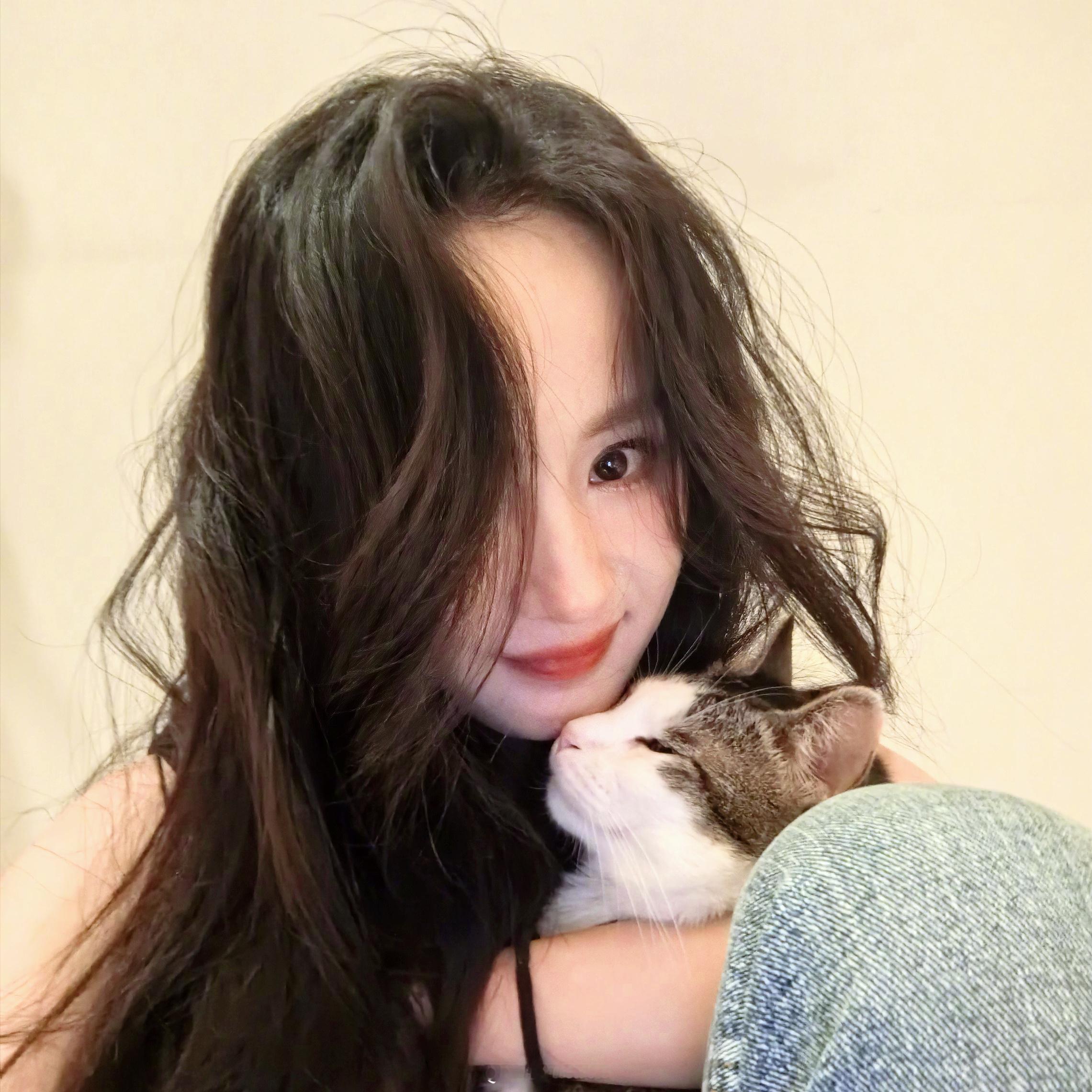 杨幂 ·养猫姐姐🐱 ​​​