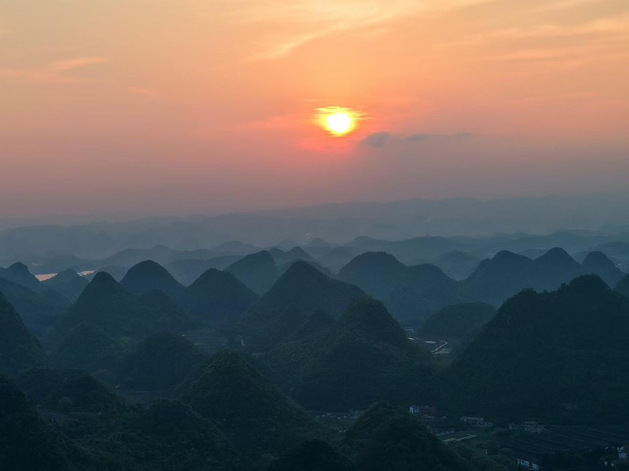 千人攻打万峰顶，趁着天黑大家都下山了才抢到个机位拍拍照，这个户外现在也是越来越玩