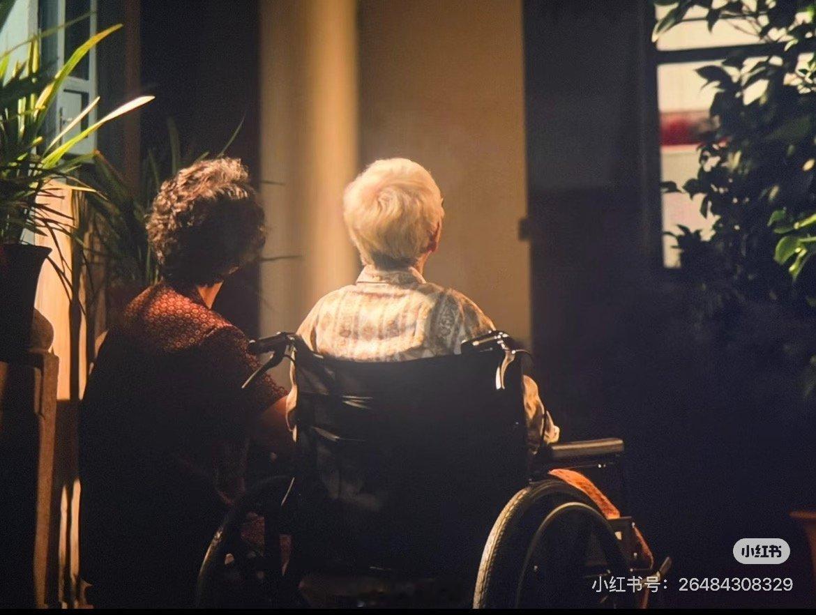 终于理解了什么是真的纯爱是小心翼翼的偏爱，是明目张胆的温柔，不掺杂世俗杂念，只满