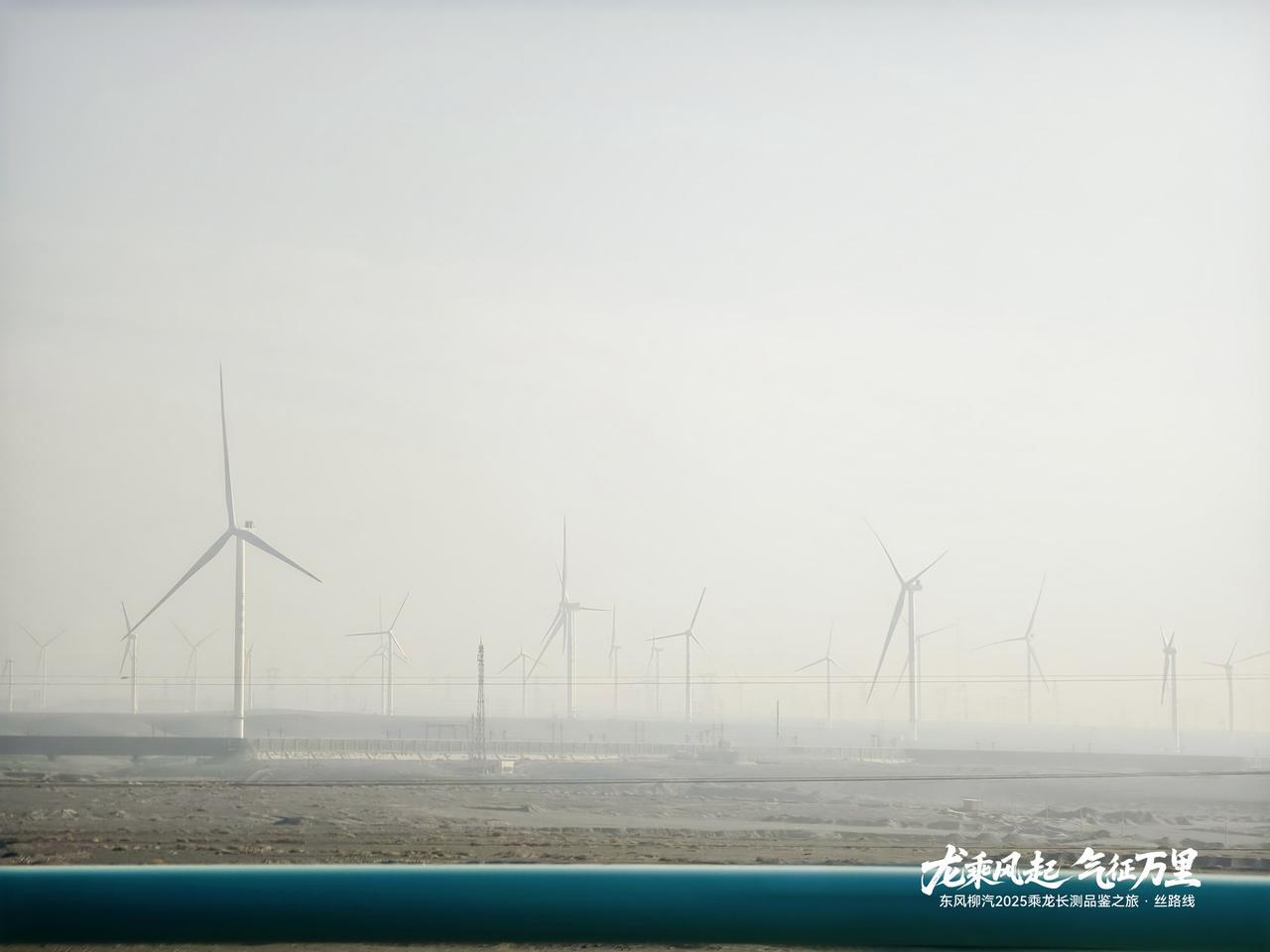 大漠孤烟，长河落日，在大美新疆的蔚蓝天空下，乘龙大卡车沿着丝绸之路继续万里长测之